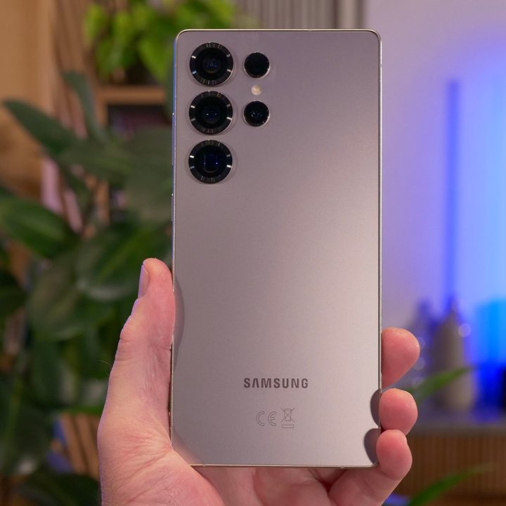 A person holding the Samsung Galaxy S25 Ultra.
