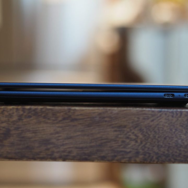 HP EliteBook Ultra G1i right side view showing ports.