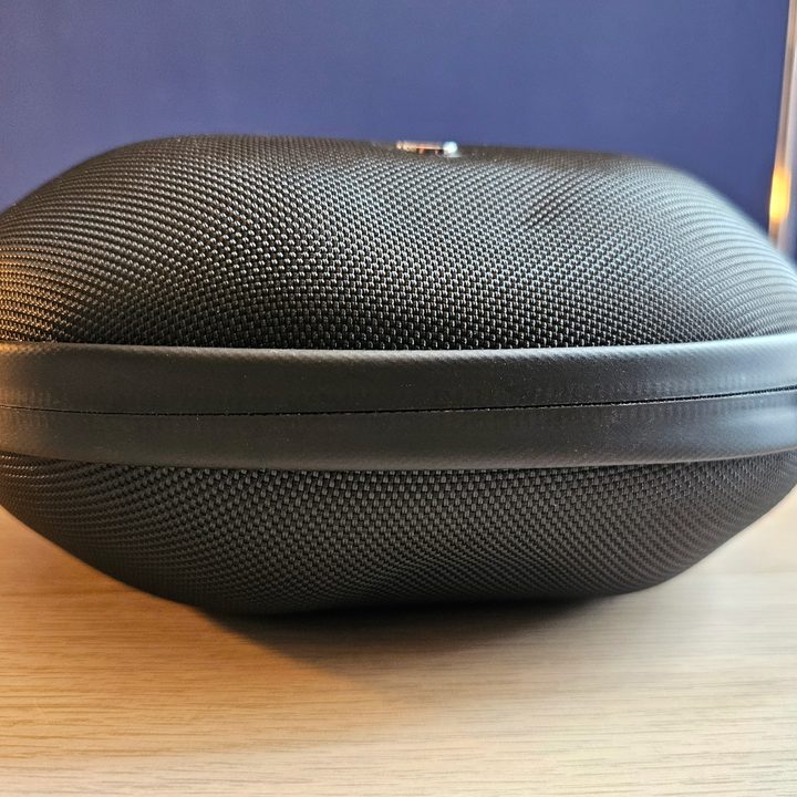 Meze Audio 105 AER: case front.