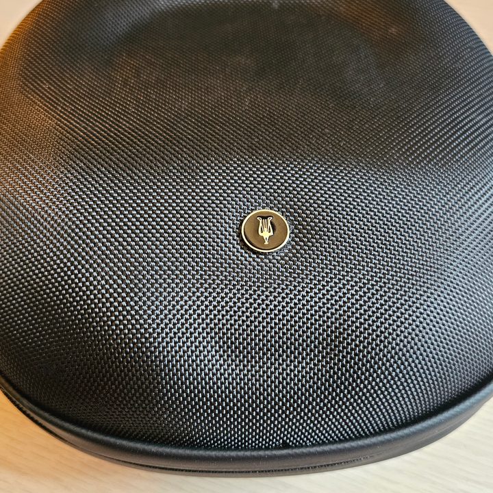 Meze Audio 105 AER: case exterior.
