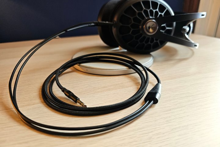 Meze Audio 105 AER with cables.