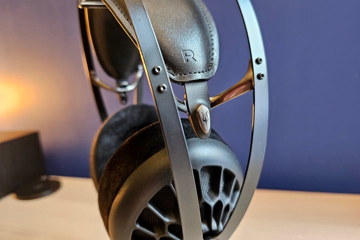 Meze Audio 105 AER: side view.