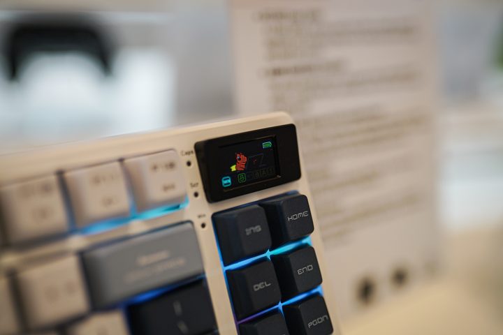 Screen on the MSI Forge GK600 keyboard.