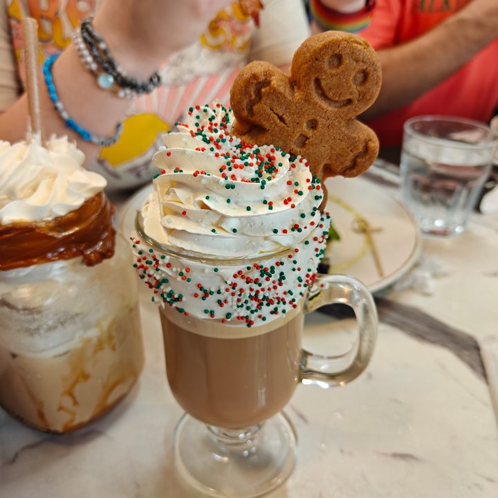 Photo of a gingerbread latte, taken with the OnePlus 13R.