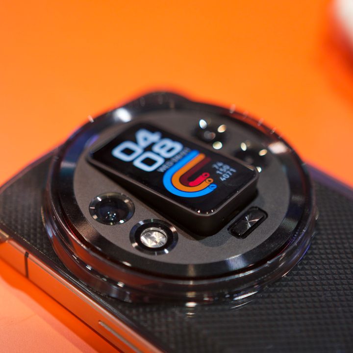 The detachable screen/watch of the Oukitel WP200 Pro.