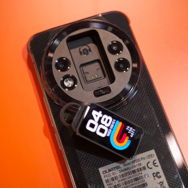 The detachable screen/watch of the Oukitel WP200 Pro.