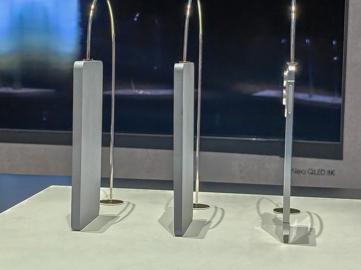 Samsung Galaxy S25 Edge side profile next to Galaxy S24 and Galaxy S25
