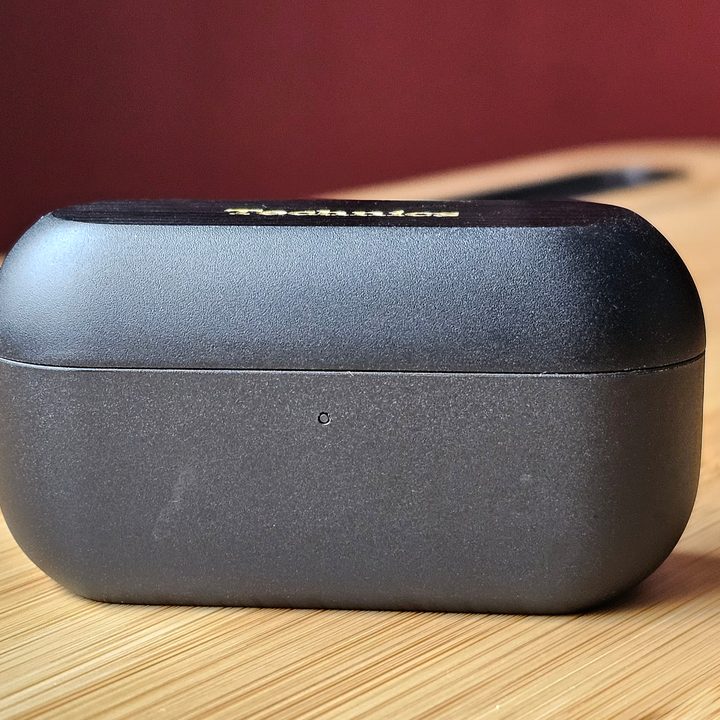 Technics EAH-AZ100 charging case (front).