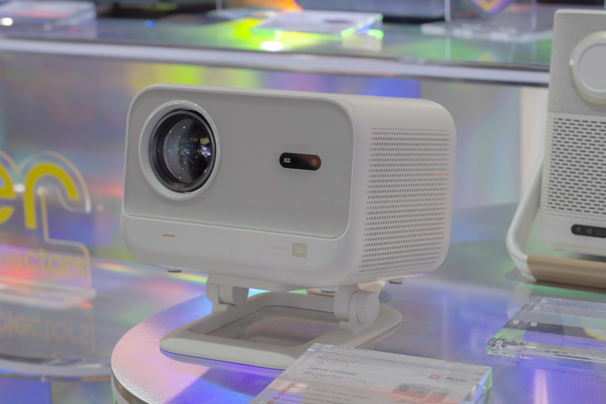 Yaber unveils a pair of slick new projectors, including its first