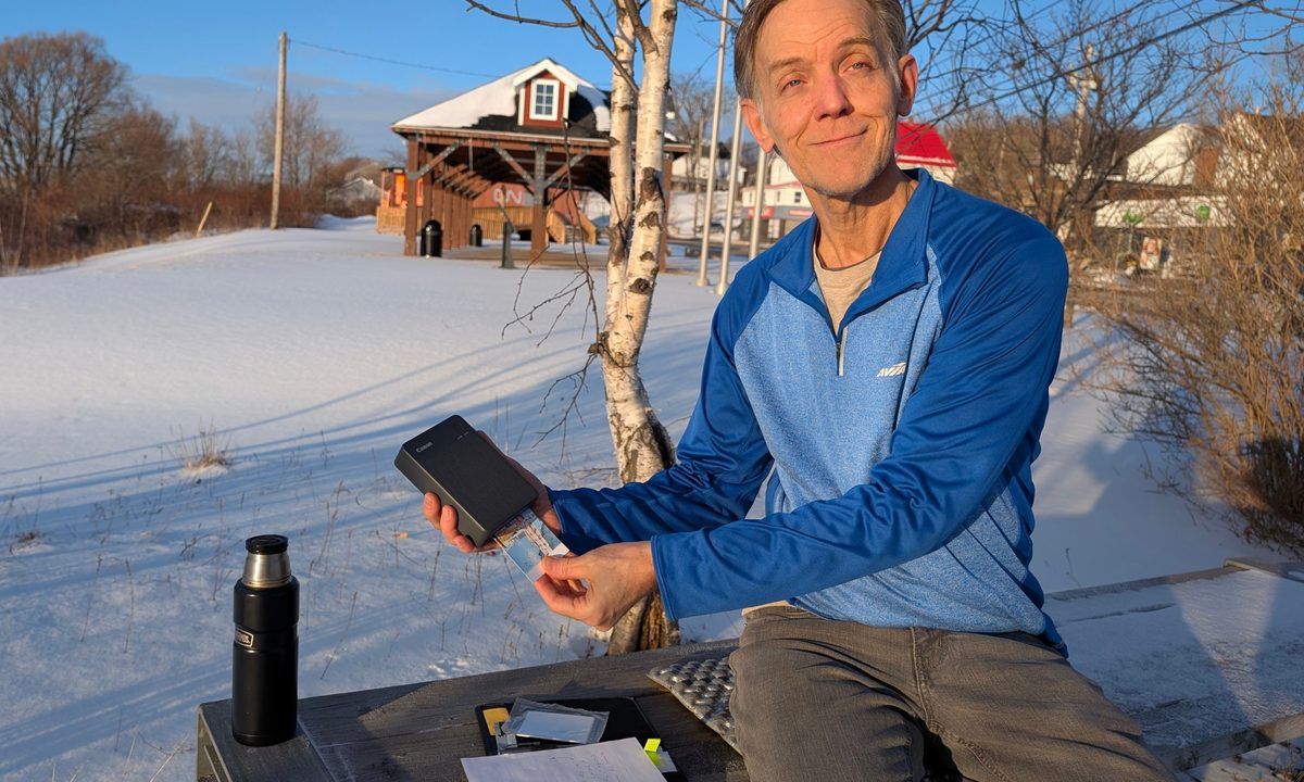 Alan Truly uses the Canon Selphy QX20 for photo prints at an event.