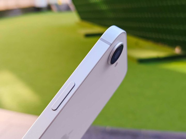 The buttons on the iPhone 16e