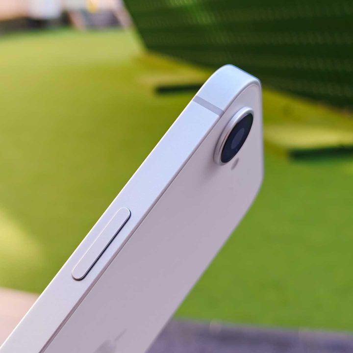 The buttons on the iPhone 16e
