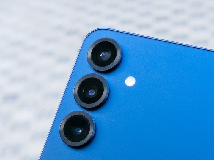 A close up of the triple camera on the Samsung Galaxy S25 Plus