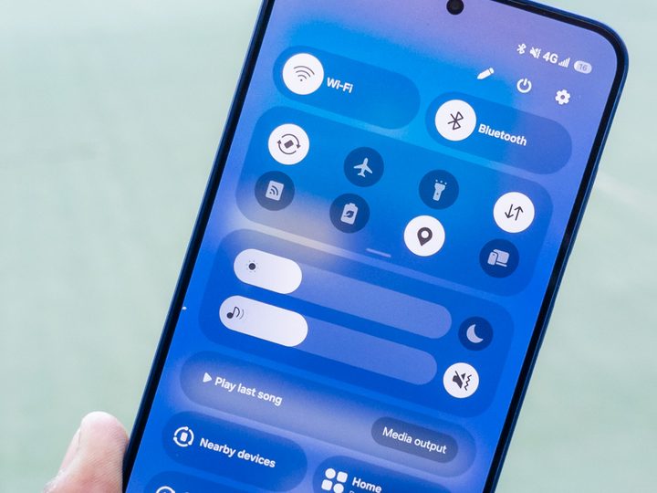 The split quick settings menu on the Samsung Galaxy S25 Plus