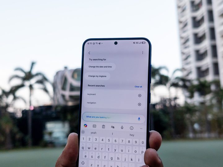 Searching using Galaxy AI voice in the settings menu on the Samsung Galaxy S25 Plus