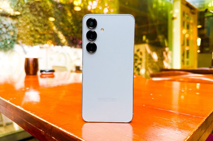 Samsung Galaxy S25 standing on a table.