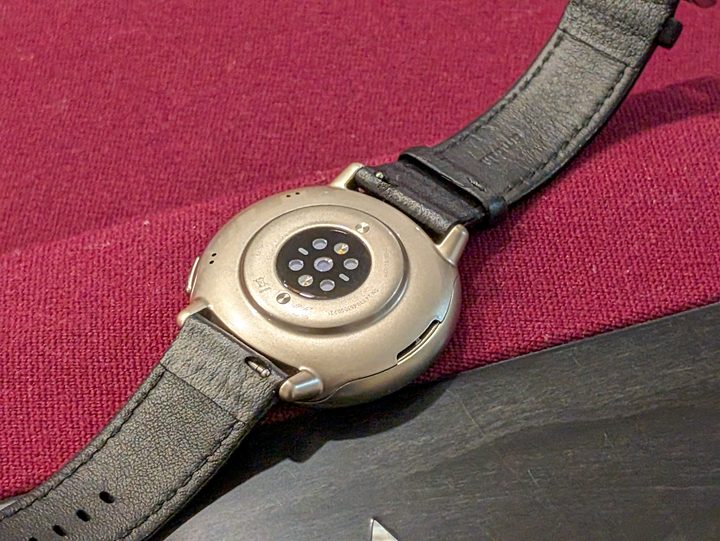 The sensors on the back of the Amazfit Active 2