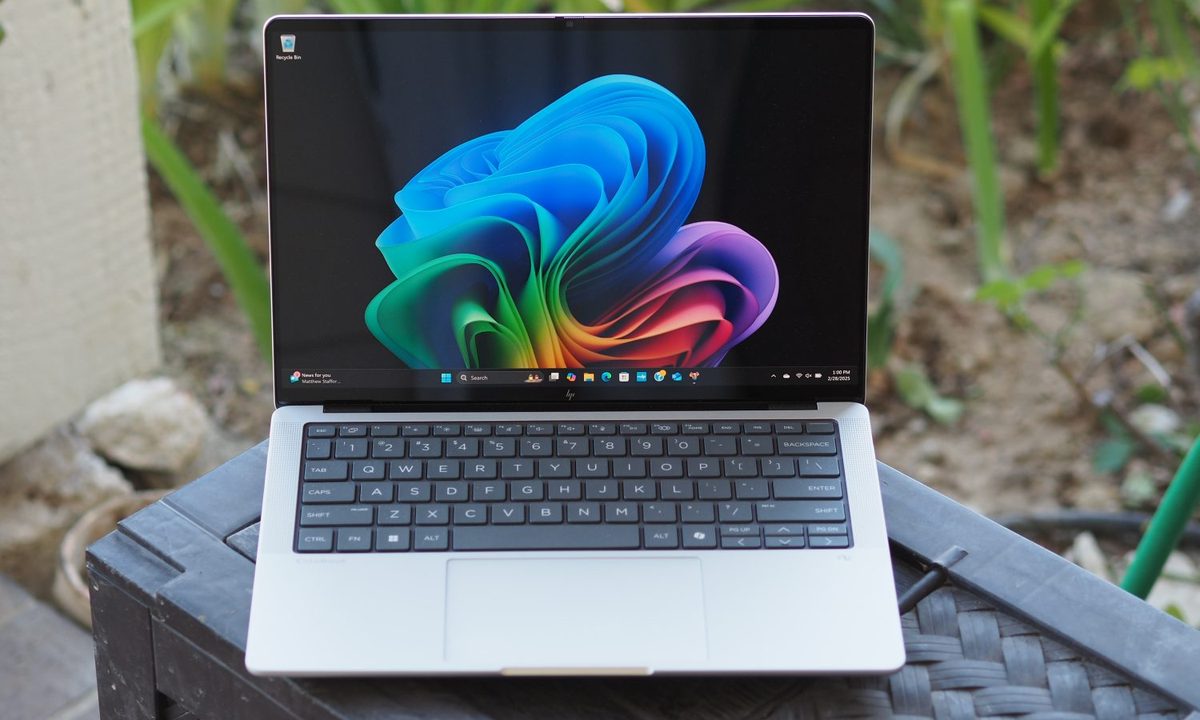 HP Elitebook X G1a front view showing display and keyboard.