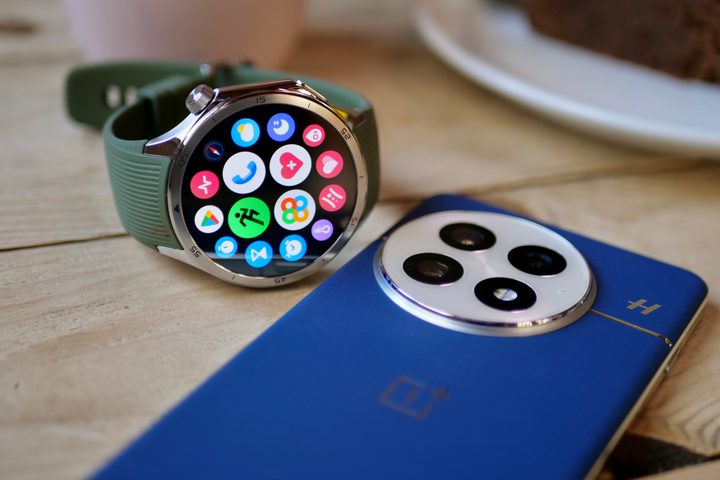 The OnePlus 13 and OnePlus Watch 3.
