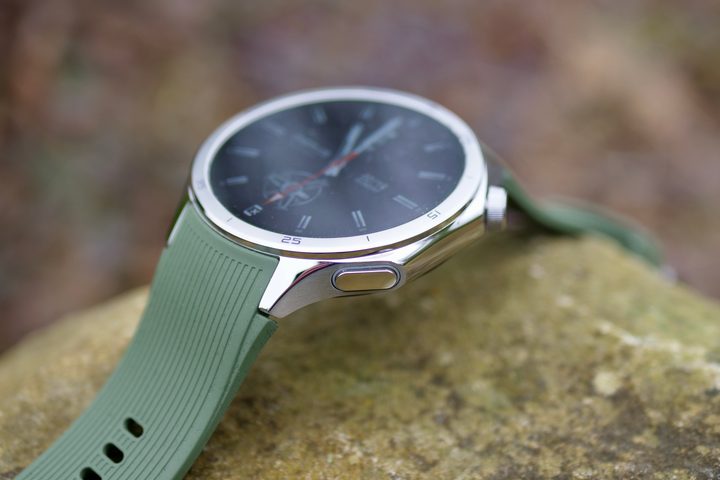 The OnePlus Watch 3's button.