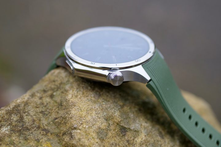 The OnePlus Watch 3's crown.