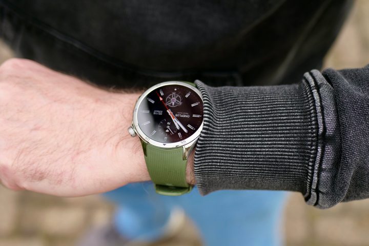 A person wearing the OnePlus Watch 3.