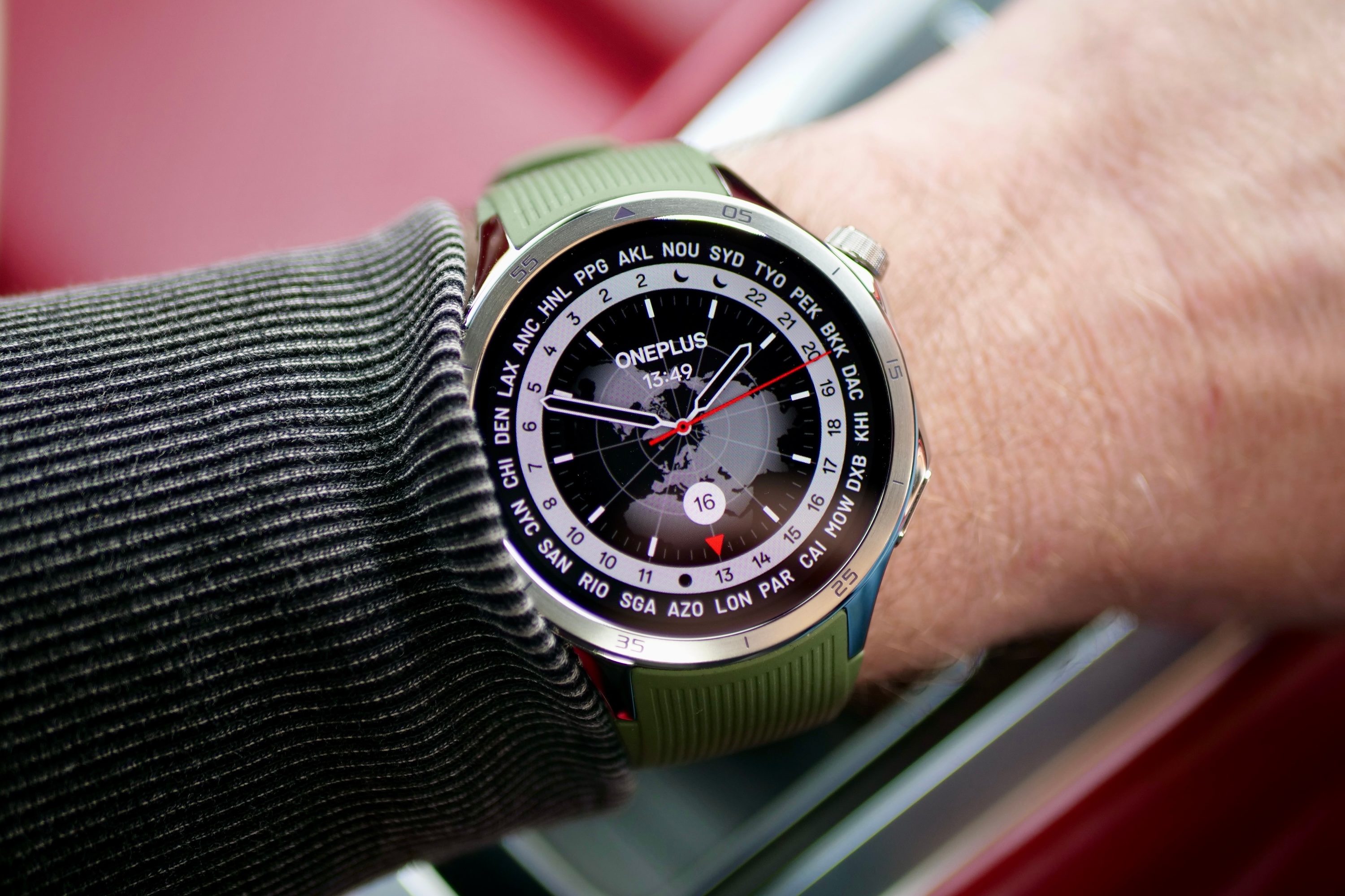 A person wearing the OnePlus Watch 3.