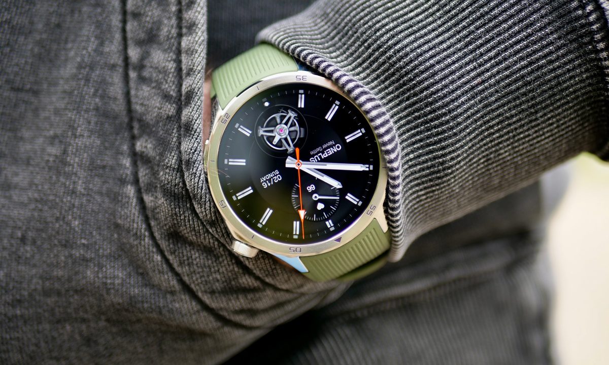 A person wearing the OnePlus Watch 3.