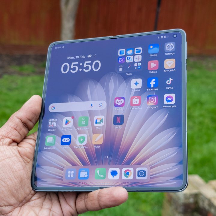 The Oppo Find N5 with the screen open at an angle showing the lack of crease