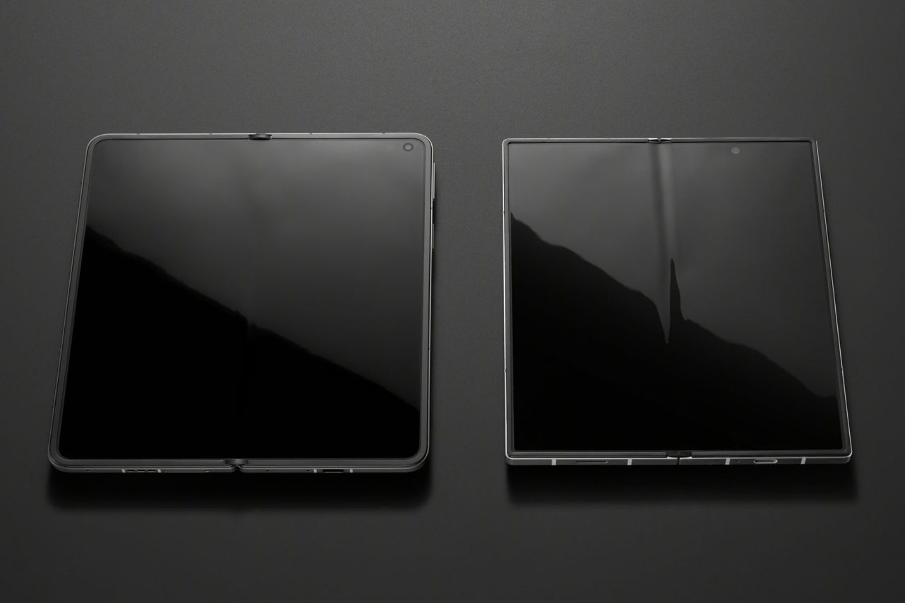 Oppo Find N5 alongside a Samsung foldable phone.