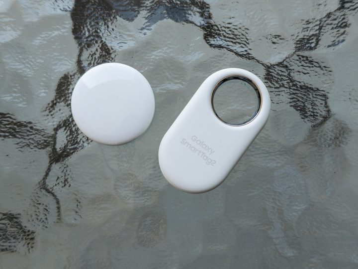 Apple AirTag and Samsung Galaxy Tag 2 next to each other on a table
