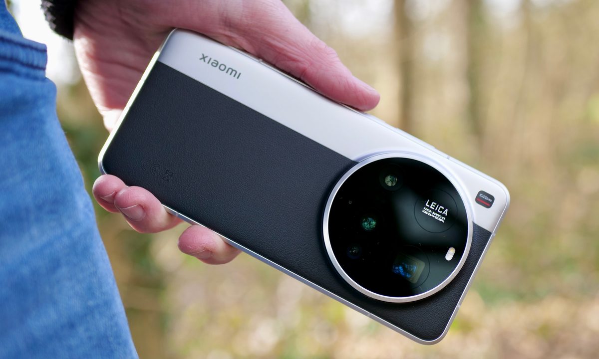 A person holding the Xiaomi 15 Ultra.