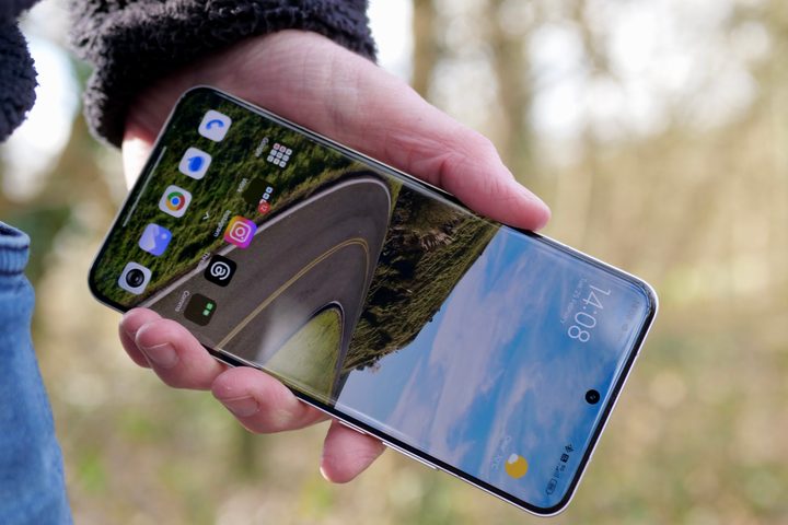 A person holding the Xiaomi 15 Ultra.