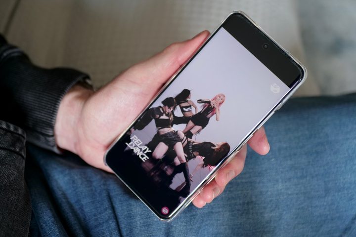 A video playing on the Xiaomi 15 Ultra.