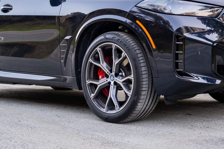 Wheel of the 2025 BMW X5 xDrive50e