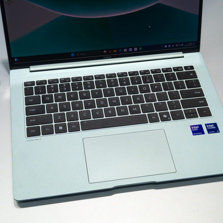 The keyboard on the Honor MagicBook Pro 14 in green