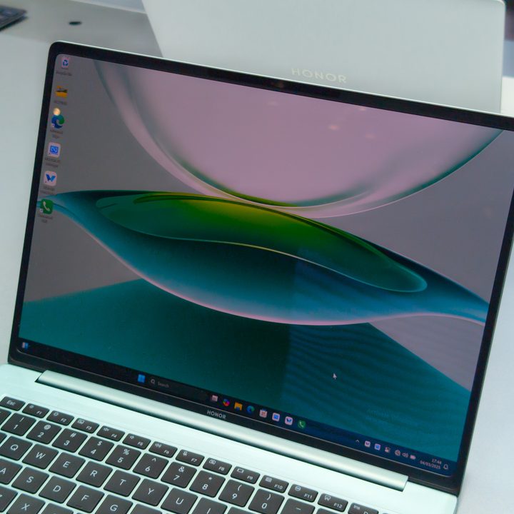 The display on the Honor MagicBook Pro 14 in green