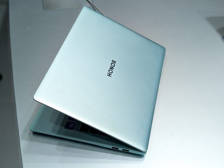 The Honor MagicBook Pro 14 in green