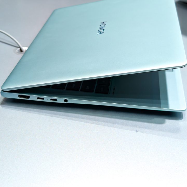The side ports on the Honor MagicBook Pro 14 in green