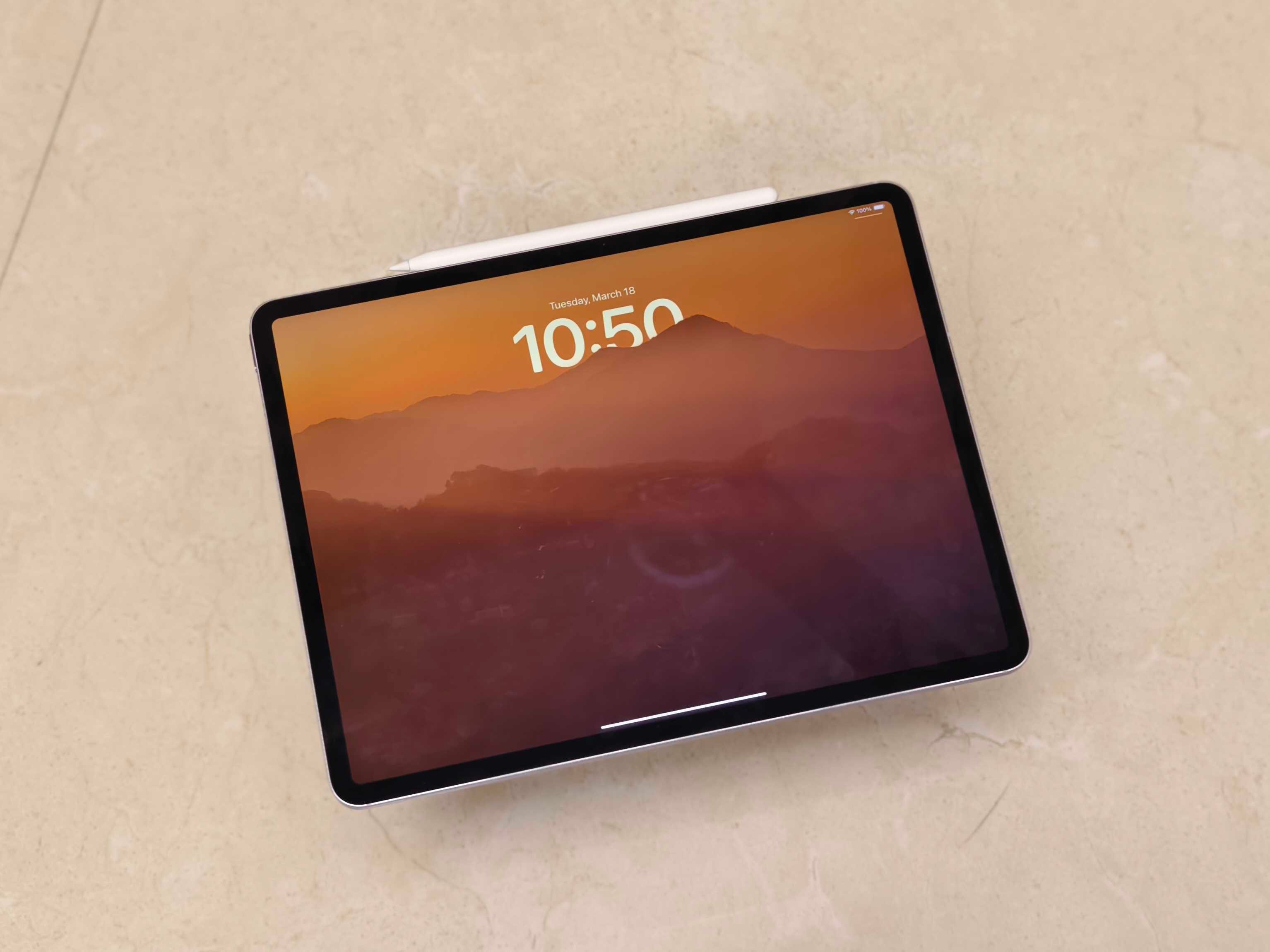 13-inch Apple iPad Air (2025) lockscreen turned on.