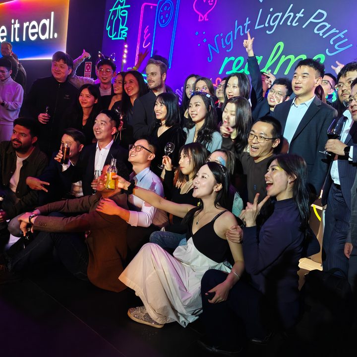 Photo of people captured on the Oppo Find N5