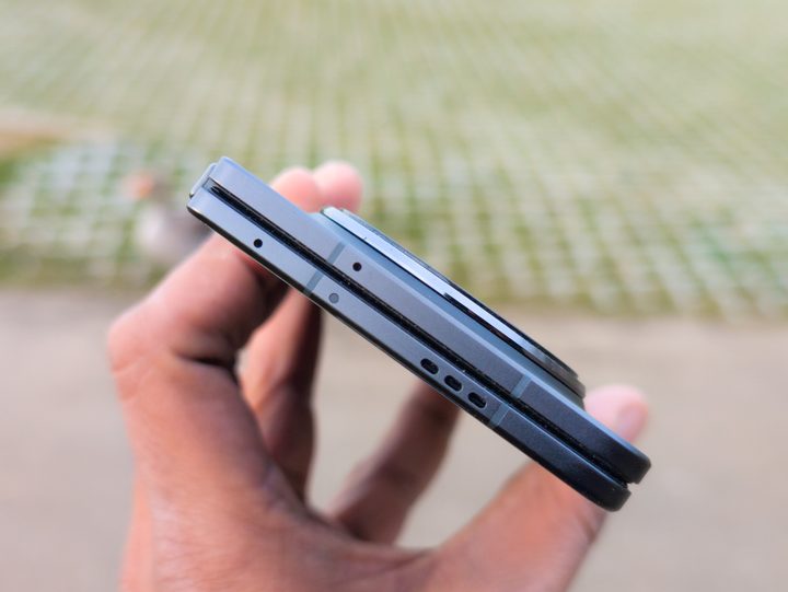 The antenna bands and microphones on the Oppo Find N5