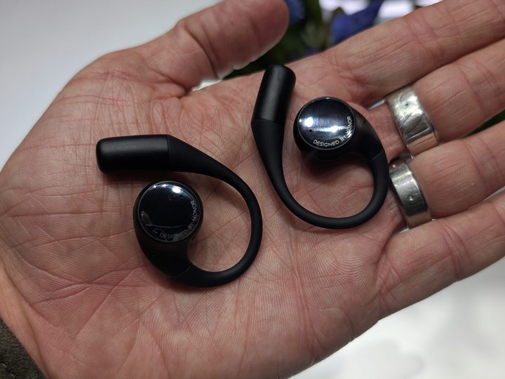 Honor Earbuds Open Polar black in hand