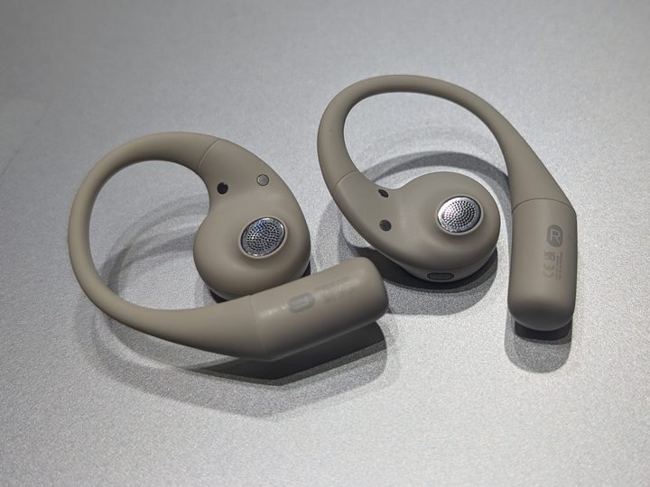 Honor Earbuds Open in Polar White showing speaker grilles