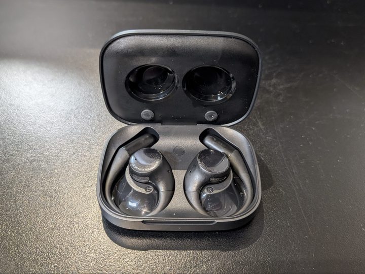 Honor Earbuds Open Polar Black in the case