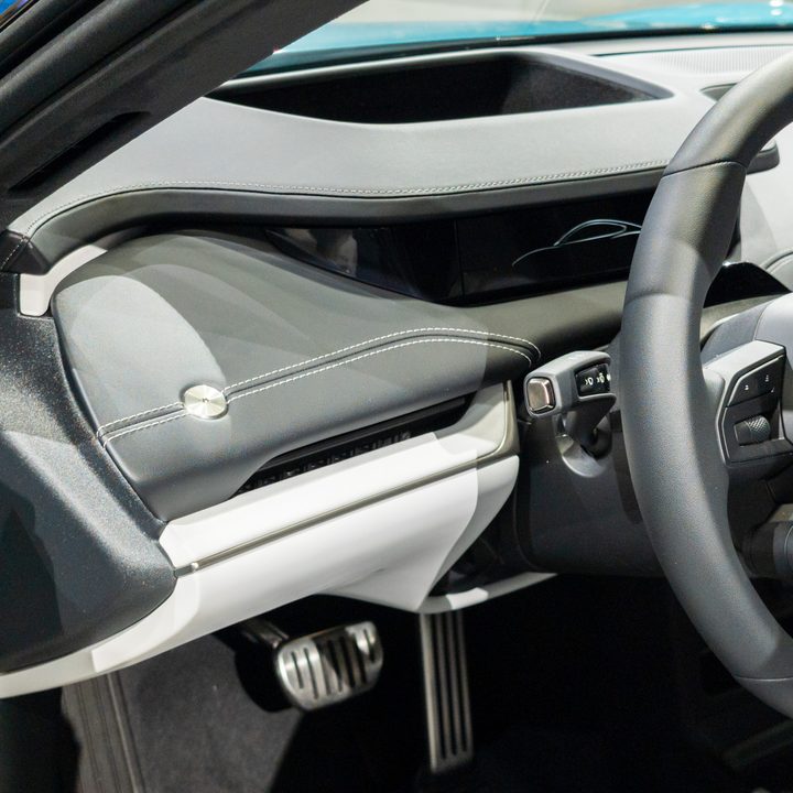 Xiaomi SU7 Max SUV leather finishes behind steering wheel