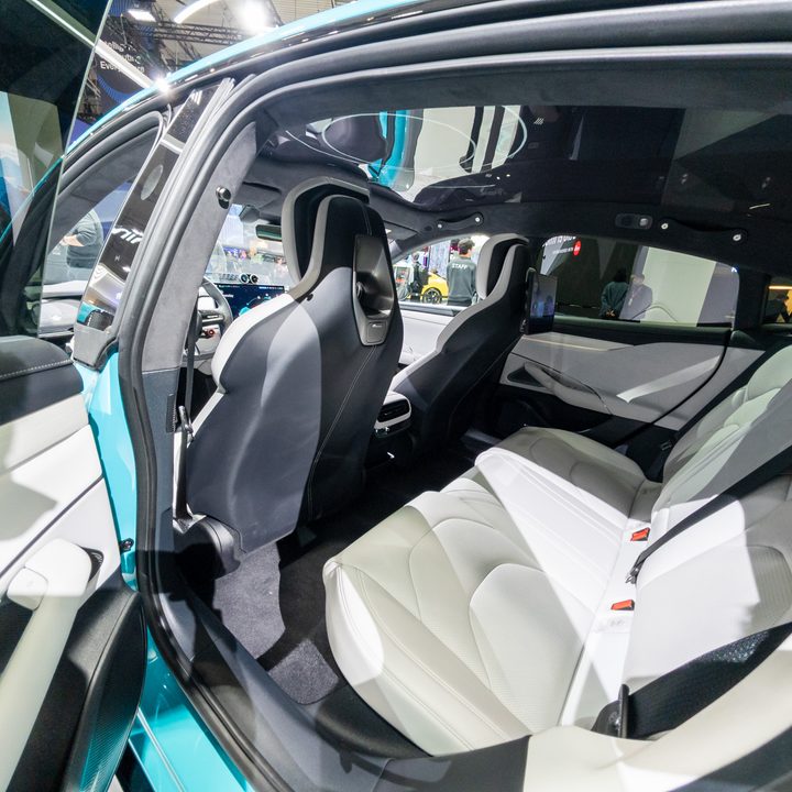 Xiaomi SU7 Max SUV view inside from open passengers door