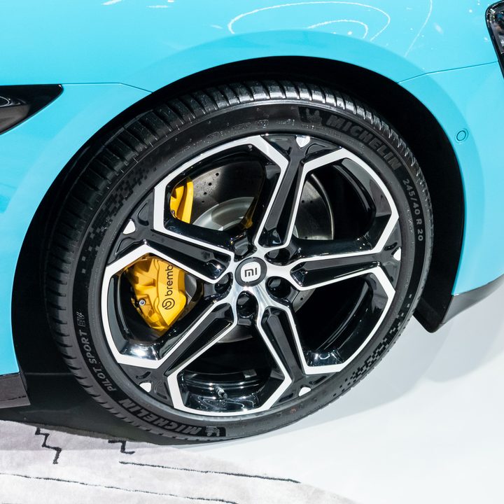 Xiaomi SU7 Max SUV wheels and brake calipers