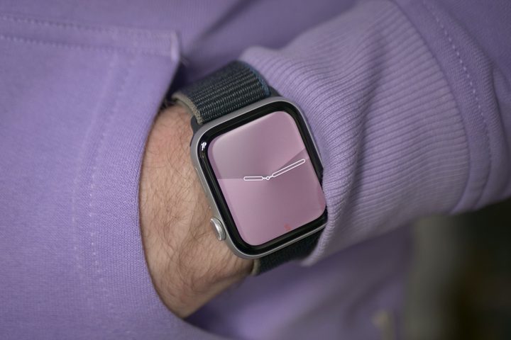 A person wearing the Apple Watch SE 2.