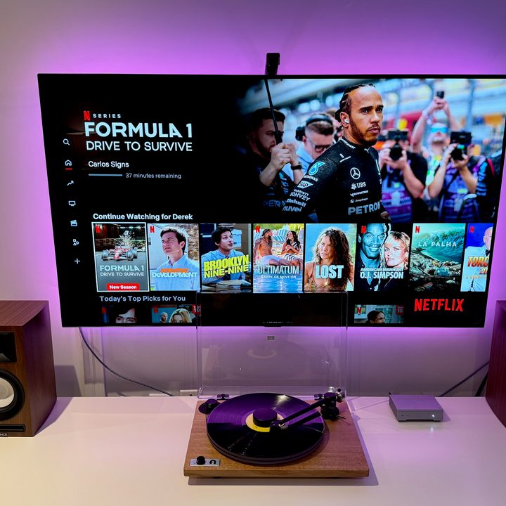 The Fluance Ri71 powered bookshelf speakers with a turntable and TV.